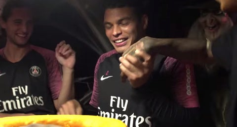 Jugadores del PSG, víctimas de espeluznante broma en el día de Halloween