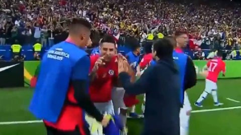 Erick Pulgar y su celebración tras clasificación de Chile ante Colombia