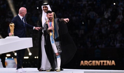 Qué es el bisht y por qué le pusieron ese atuendo a Messi en la final