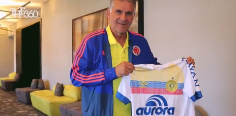 Carlos Queiroz con la camiseta de Chapecoense