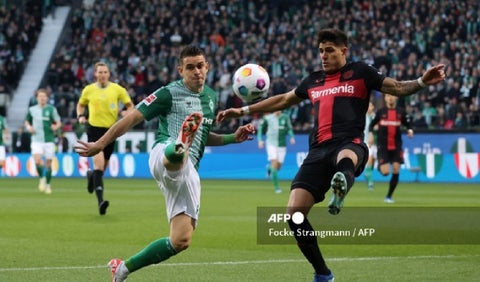 Rafael Santos Borré con Werder Bremen enfrentando al Bayer Leverkusen