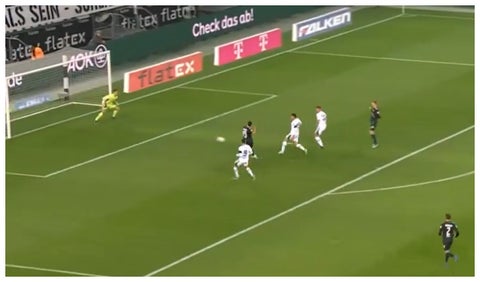 Rafael Santos Borré se prepara para anotar de volea el gol que abrió el juego entre Borussia Mongengladbach y Werder Bremen