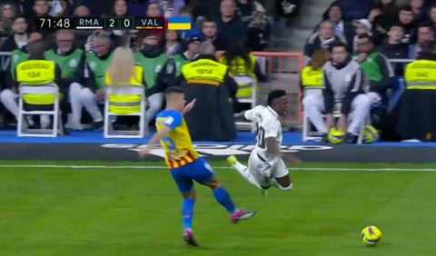 Real Madrid vs Valencia, patada a Vinicius Jr