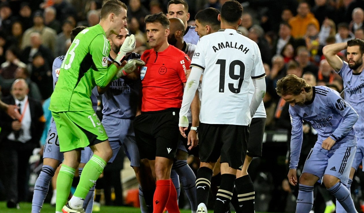 Real Madrid cedió puntos con empate en un final polémico vs Valencia