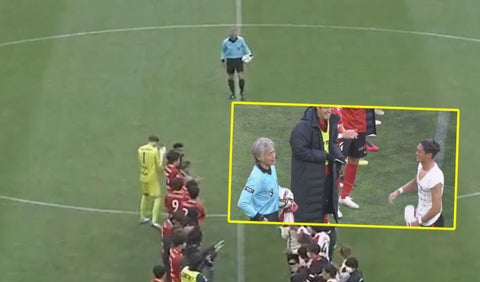 Retiro de árbitro en el fútbol japonés.