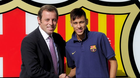 Sandro Rosell y Neymar durante la presentación de brasileño en Barcelona