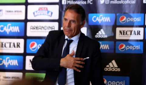 Miguel Ángel Russo le mostró cariño a la hinchada de Millonarios