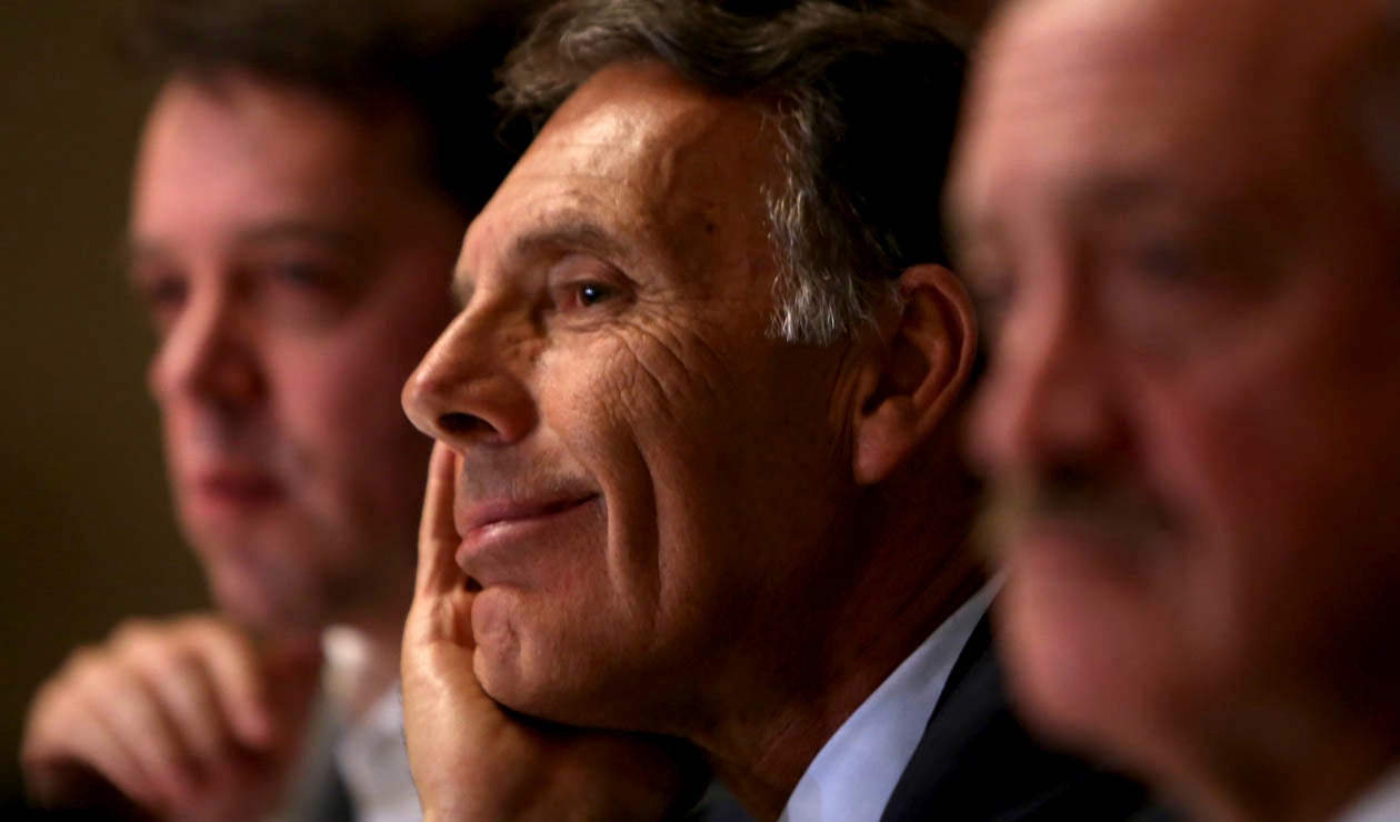 Miguel Russo en medio de Gustavo Serpa, máximo accionista, y Enrique Camacho, presidente de Millonarios