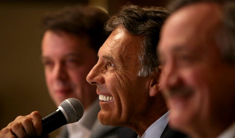 Miguel Russo en medio de Gustavo Serpa, máximo accionista, y Enrique Camacho, presidente de Millonarios