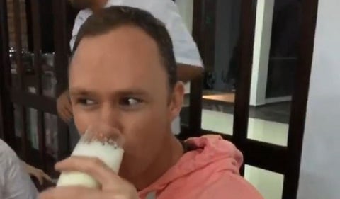 Chris Froome tomando jugo de lulo en Colombia