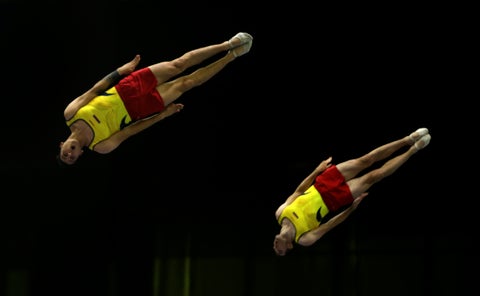 Dos gimnastas en la prueba de trampolín por parejas de los Juegos Centroamericanos y del Caribe Barranquilla 2018