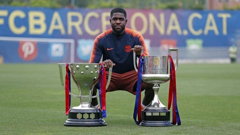 Samuel Umtiti con los títulos de Liga y Copa 2017-2018