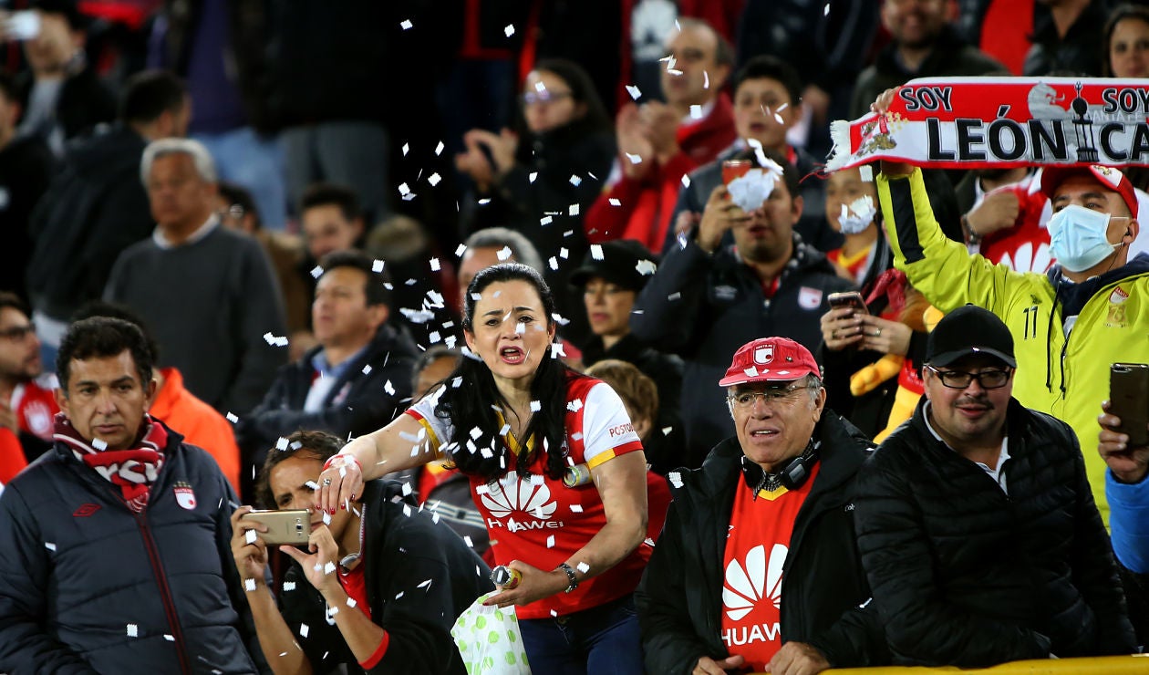 Hinchas de Santa Fe alientan en el clásico ante Millonarios por Copa Sudamericana 