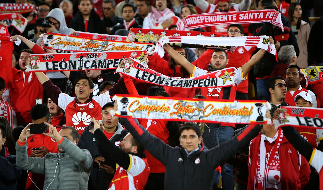 Hinchas de Santa Fe durante el clásico ante Millonarios por Copa Sudamericana