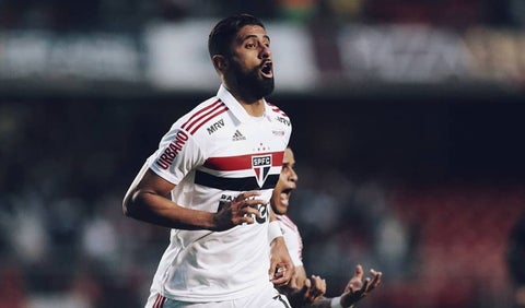 Santiago Tréllez celebrando un gol con la camiseta del Sao Paulo