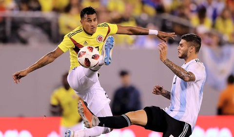 Jeison Murillo (Colombia) y Mauro Icardi (Argentina) en el amistoso disputado en New Jersey