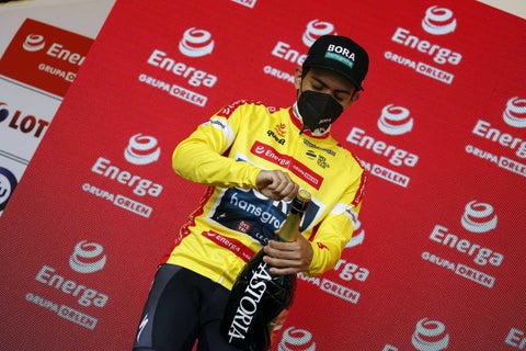 Sergio Higuita con el Bora en el Tour de Polonia 2022