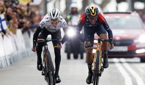 Sergio Higuita junto a Richard Carapaz en la Vuelta a Cataluña