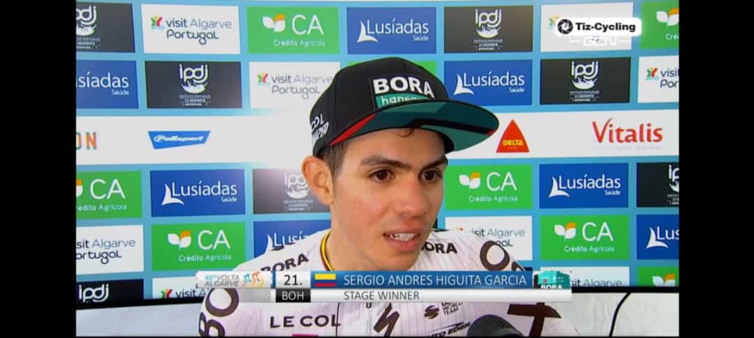 Sergio Higuita tras ganar la etapa en la Vuelta a Algarve