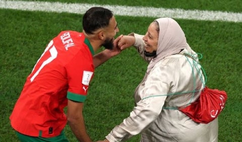 Sofiane Boufal y su mamá festejando la clasificación de Marruecos