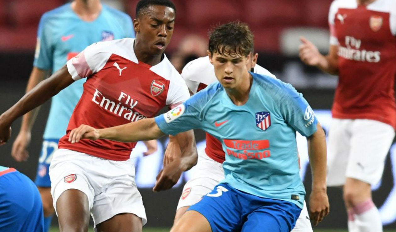 Andrés Solano, juvenil colombiano del Atlético de Madrid enfrentando al Arsenal