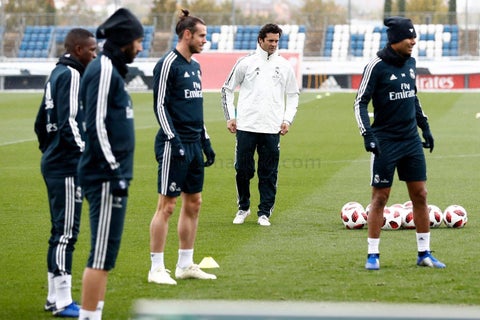 Santiago Solari dirigiendo entrenamiento del Real Madrid