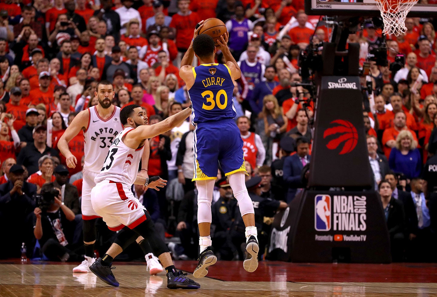Stephen Curry anotando ante los Toronto Raptors, en el Scotiabank Arena de Toronto, en Canadá