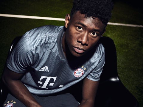 David Alaba luciendo la tercera camiseta del Bayern Múnich 2018-2019