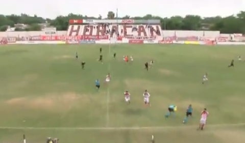 Técnico de fútbol recibe balazo en pleno partido