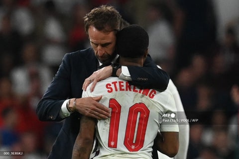 Técnico de Inglaterra abrazando a Sterling