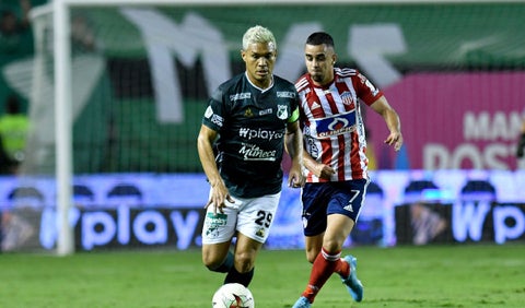 Teófilo Gutiérrez y Daniel Giraldo en el duelo entre Cali y Junior por Liga Betplay.