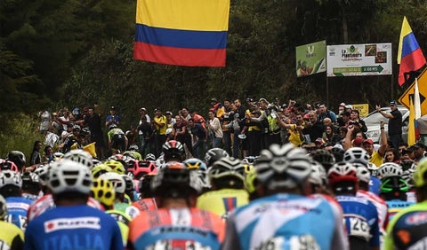 Los corredores durante la segunda etapa del Tour Colombia