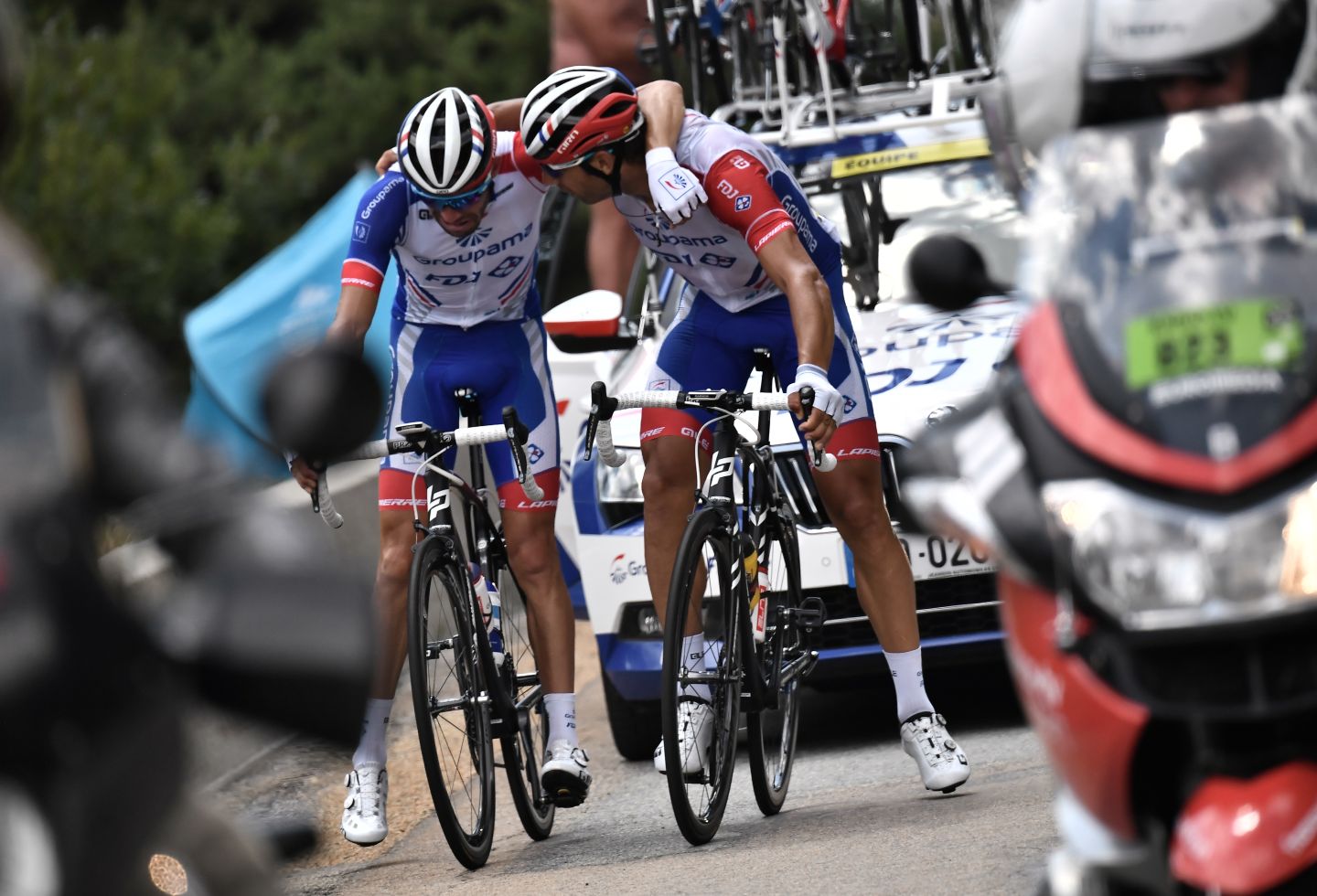 El protagonista de la triste imagen en el ciclismo es el francés Thibaut Pinot, quien iba quinto de la general del Tour de Francia a 1.50 del líder.