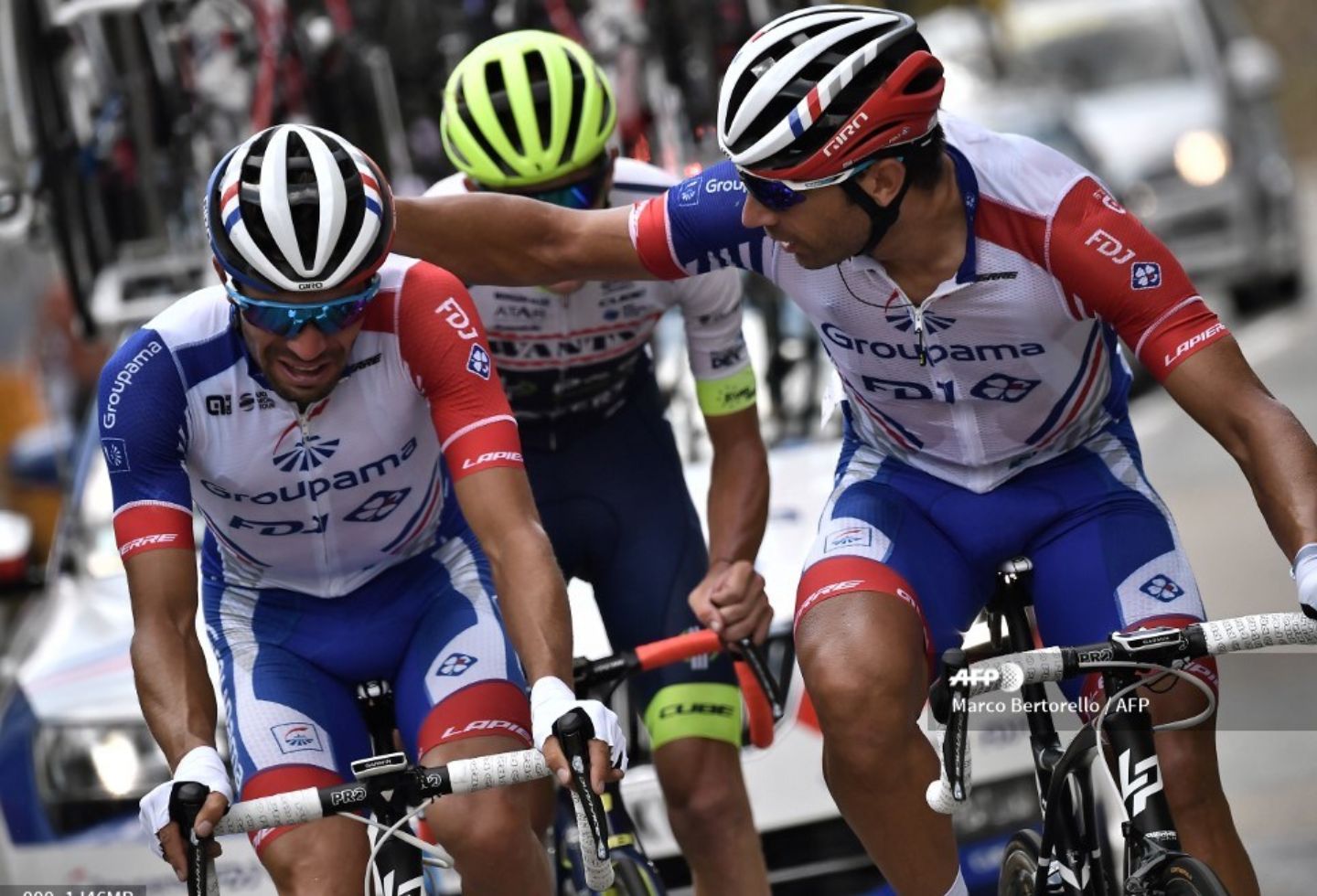 El corredor trató de seguir en carrera, pero finalmente acabó por abandonar cuando restaban algo menos de 90 kilómetros.