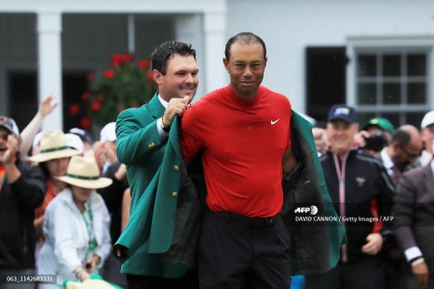 Tiger Woods enfundándose su quinta chaqueta verde en el Masters de Augusta
