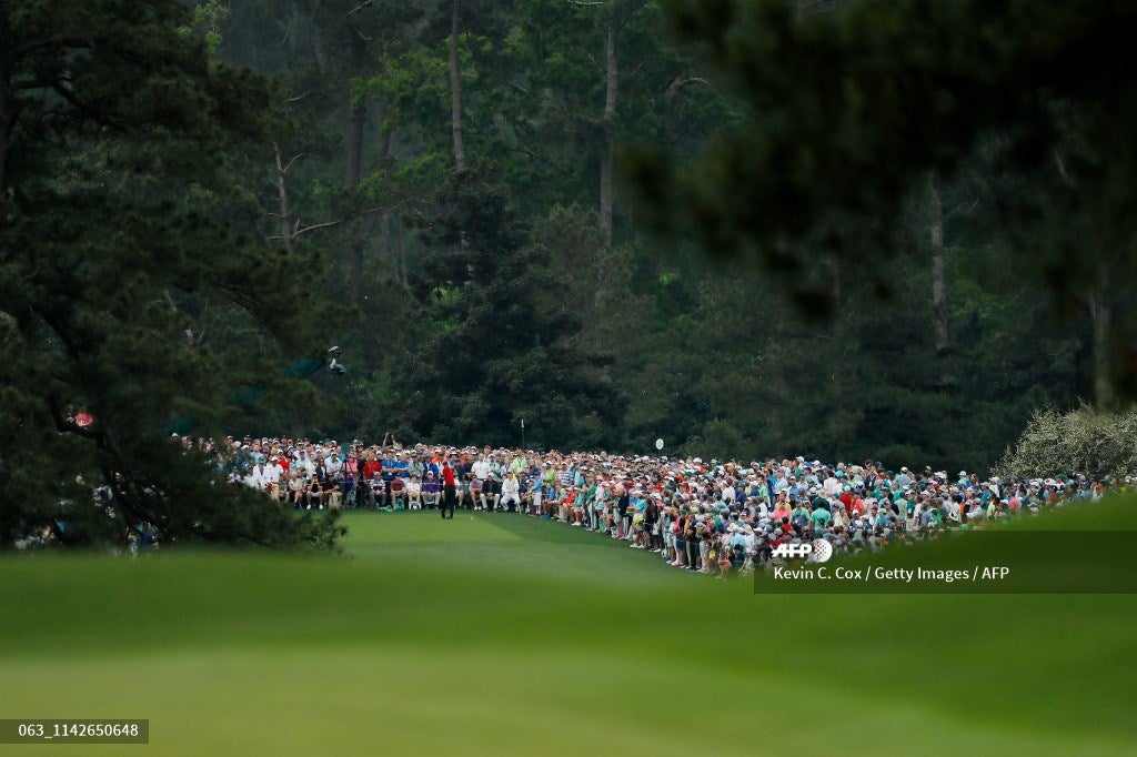 Tiger Woods superó a Dustin Johnson y Brooks Koepka