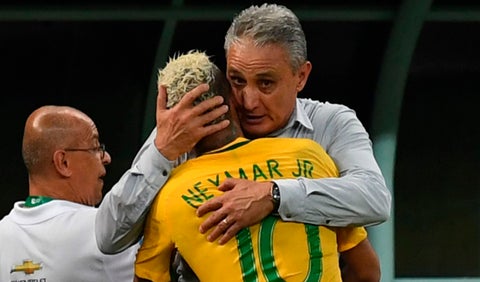 Tite abrazando a Neymar