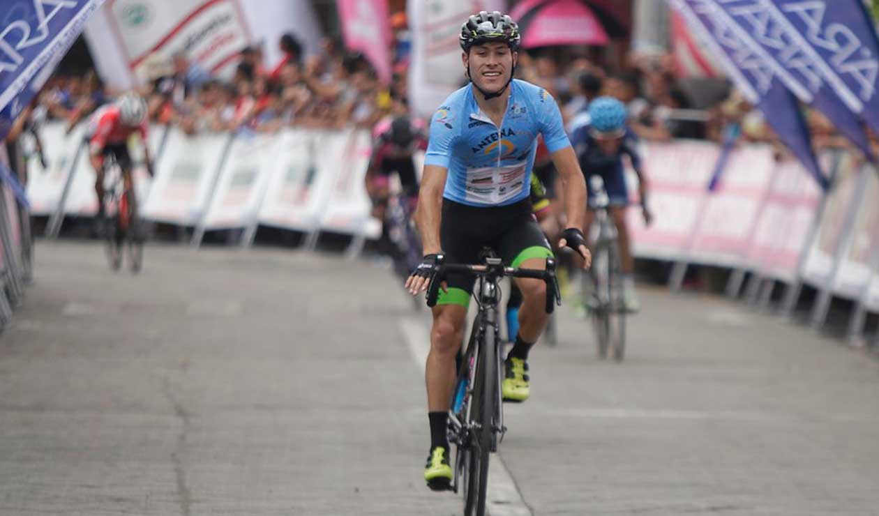 'Tito' Hernández ganando la tercera etapa del Clásico RCN Arawak 2018