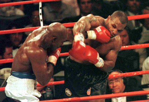 Holyfield y Tyson, en la pelea de 1997