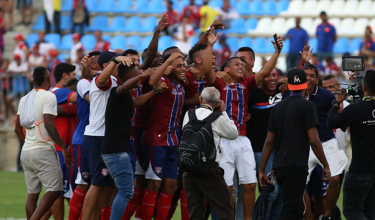 Jugadores del Unión Magdalena celebrando la victoria y su clasificación a la final del Torneo Águila