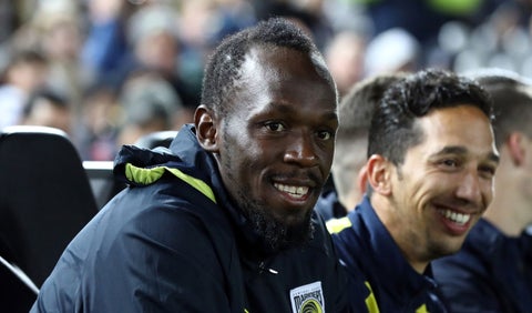 Usain Bolt debutó en la liga australiana como futbolista profesional vistiendo la camiseta de los Mariners