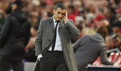 Ernesto Valverde sufriendo la derrota 4-0 del Barcelona ante Liverpool