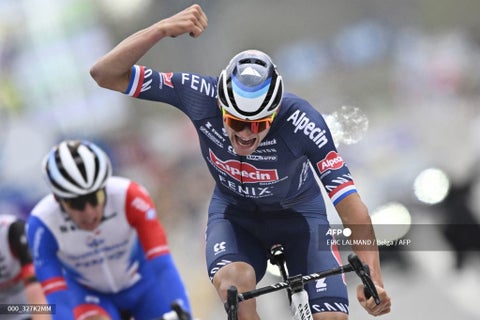 Van der Poel festeja su triunfo en el Tour de Flandes 2022.