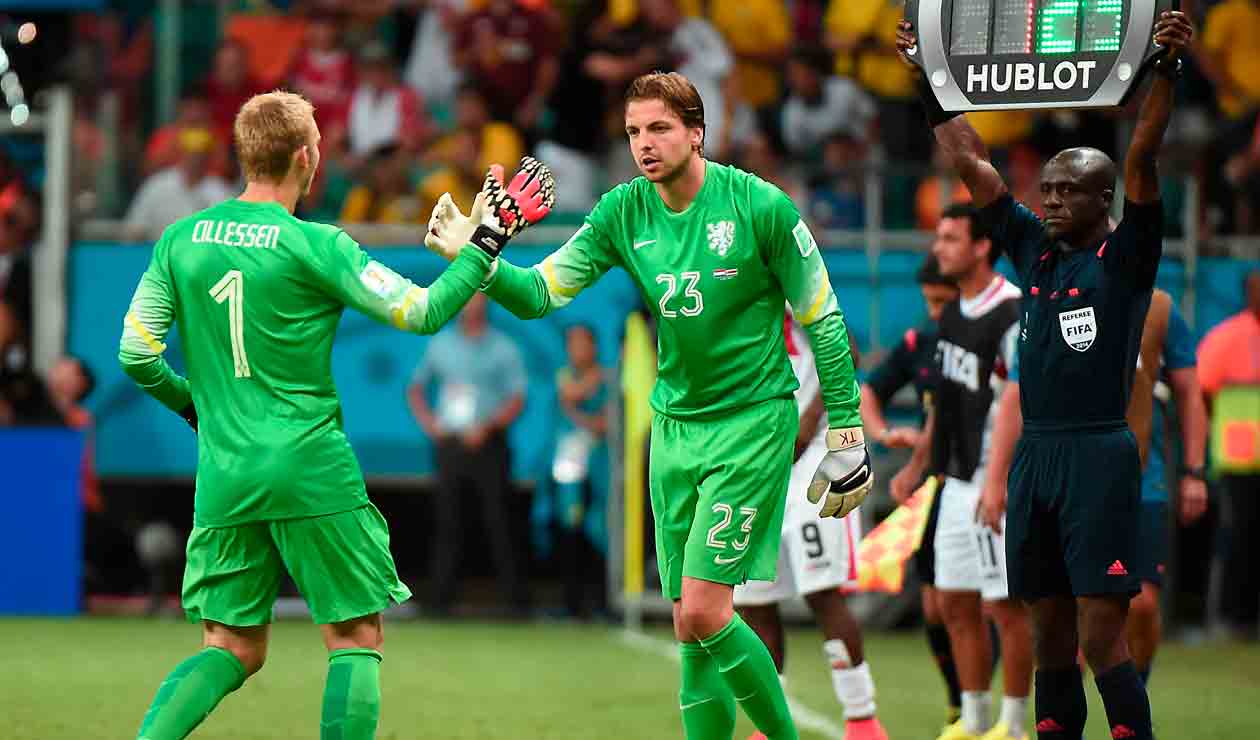 Tim Krul ingresó en lugar de Kasper Cillesen por decisión de Louis van Gaal 