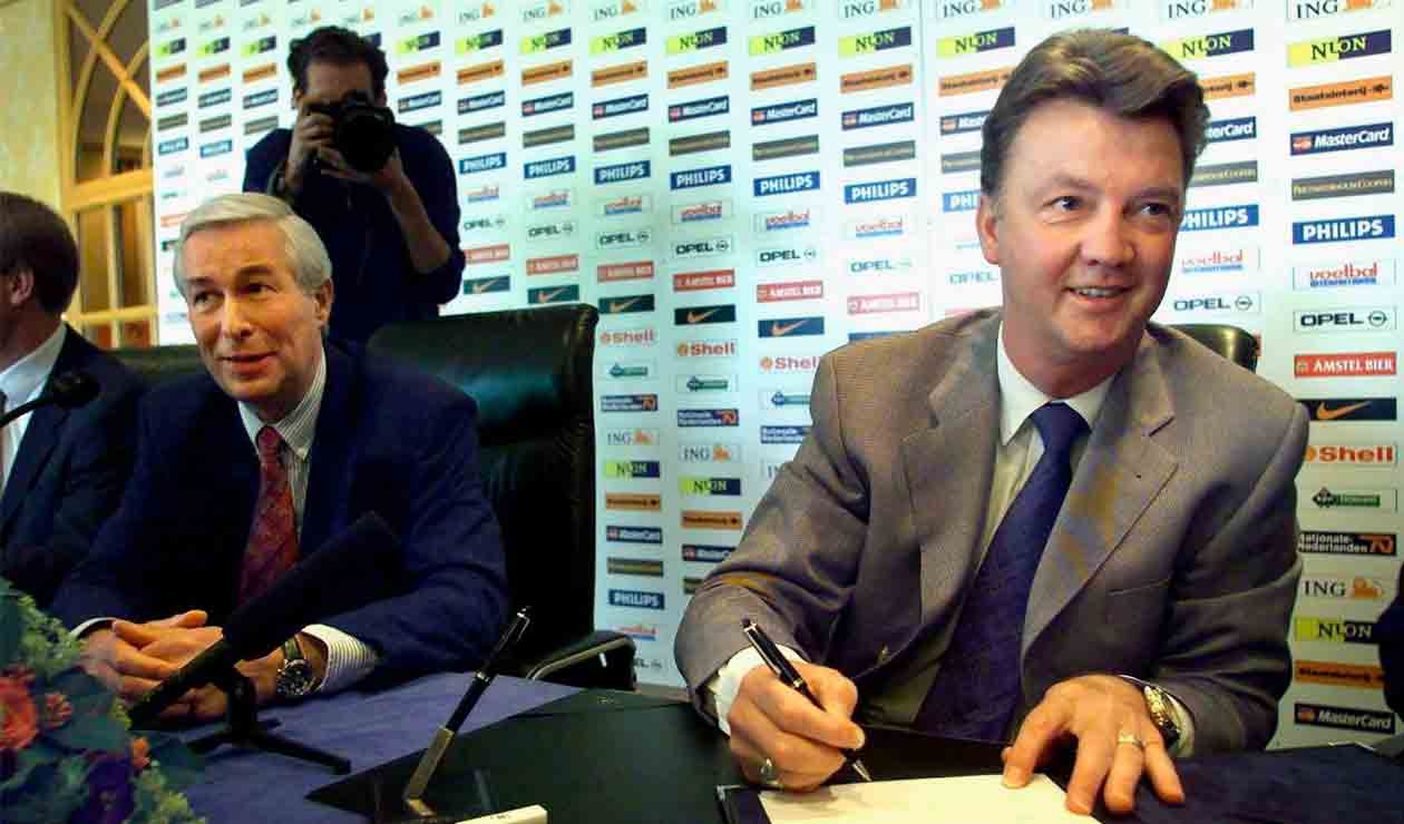 Louis van Gaal firmando como técnico del Barcelona