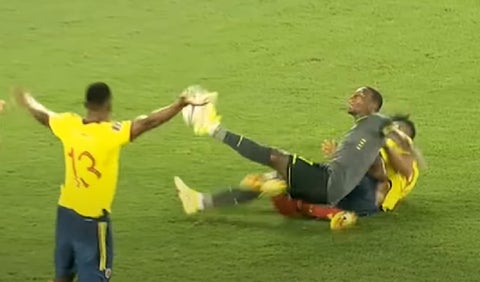 VAR en posible penal contra Falcao García