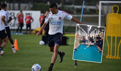 Víctor Cantillo jugando billar en Barranquilla