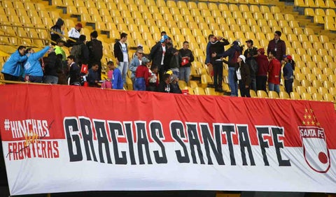 Hinchas venezolanos acompañando a Santa Fe en El Campín
