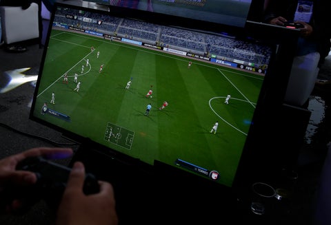 Un colombiano haciendo uso de los videojuegos