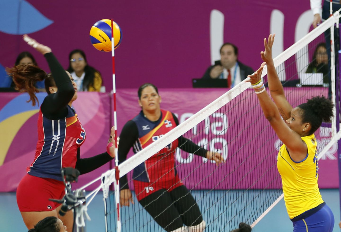 El partido entre Colombia y República Dominicana en el voleibol femenino tuvo mucha emotividad.